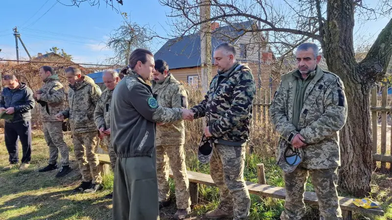Капелани спілкуються з військовими під час виїзду до підрозділу
